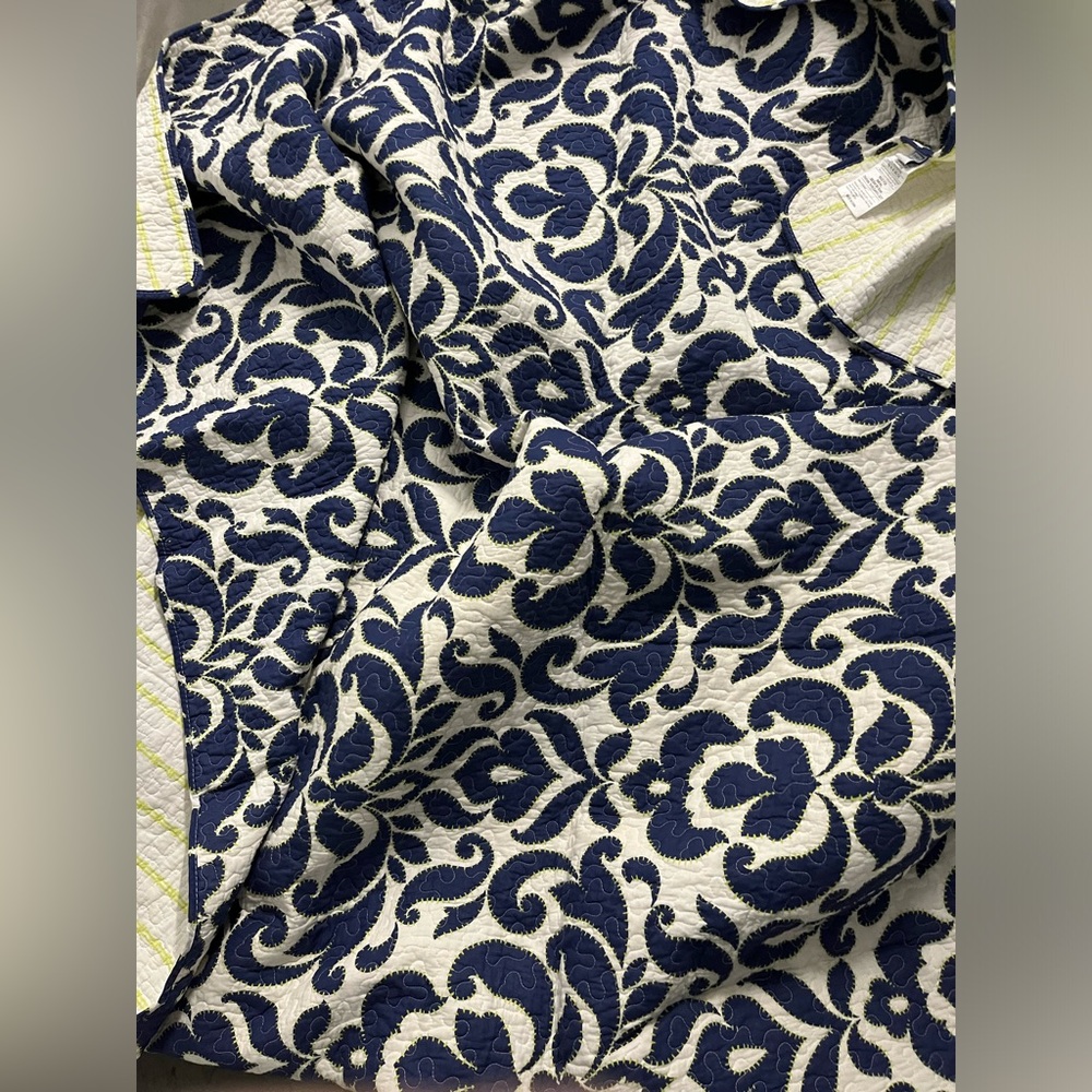 Crown & Ivy reversible quilt and matching shams